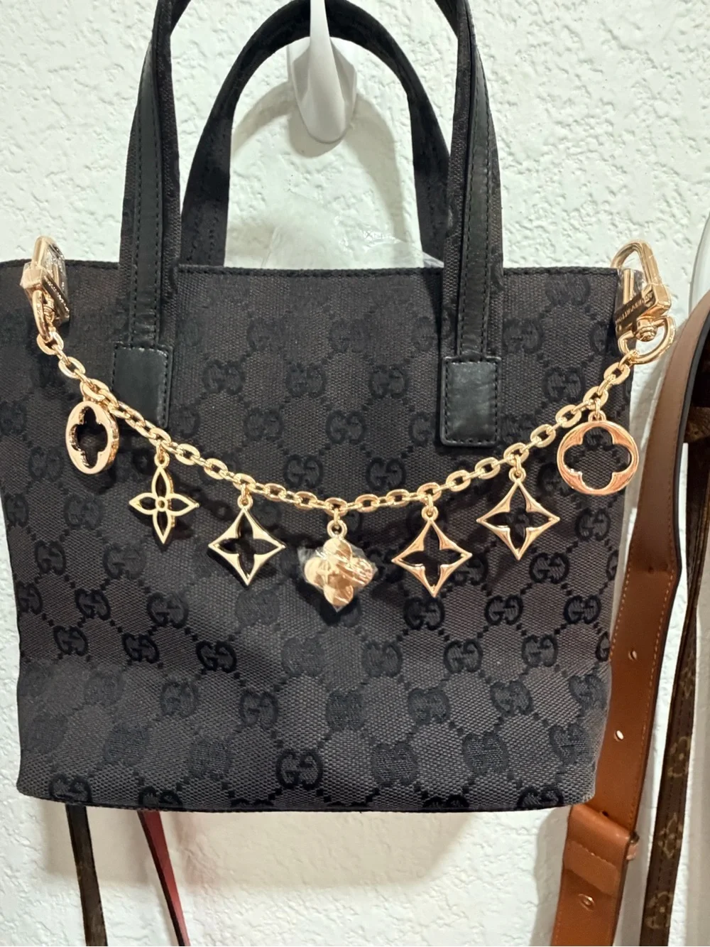 NEW ✨12 inch LV (Fashion)
Gold-Tone Monogram Charm Bag Chain - Picture 3 of 6